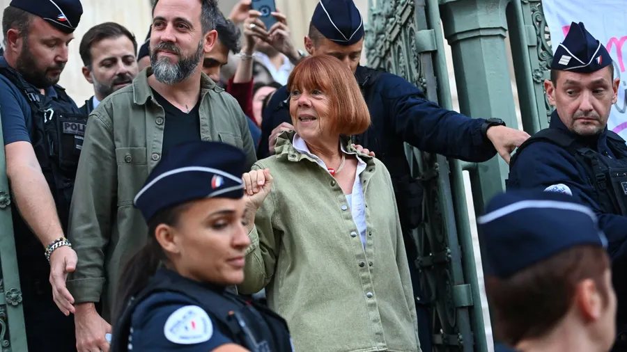 Gisèle Pelicot mit ihrem Sohn Florian (links) im Oktober 2025 vor dem Gericht in Nîmes.