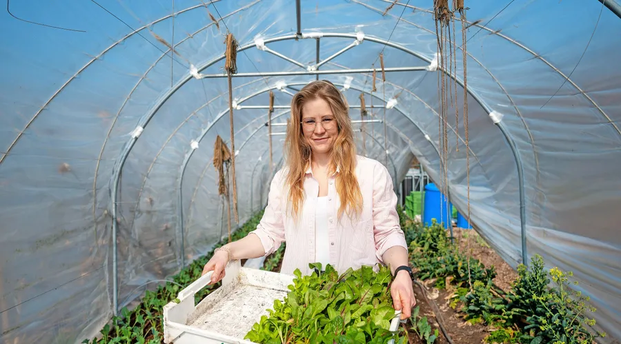 Zupackend: Die Biogärtnerin Annika Schreier im Gewächshaus in Mörfelden-Walldorf