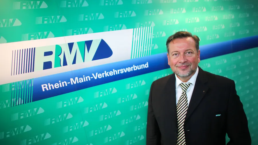 RMV-Chef: Knut Ringat fordert mit Blick auf die Verkehrswende eine zügigere Umsetzung von Schienenprojekten – auch in der Stadt.