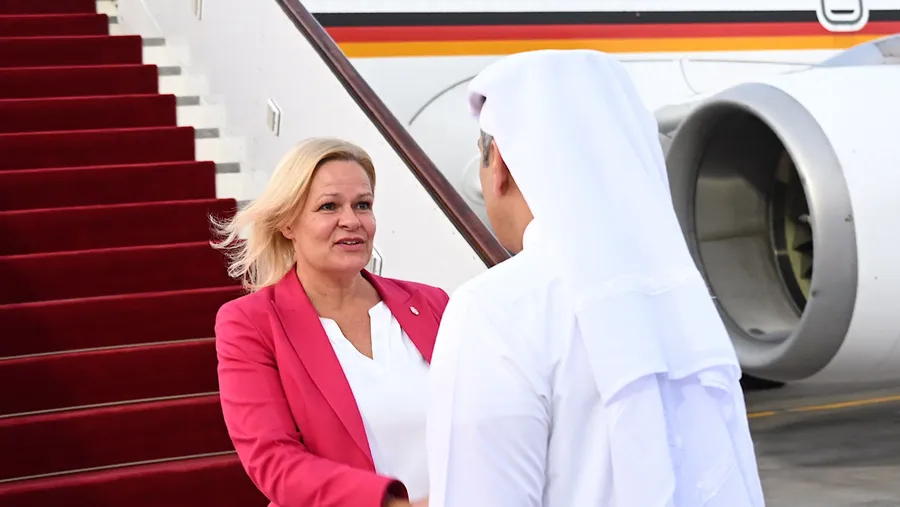 Auf Besuch in dem Land, in dem bald die Fußball-Weltmeisterschaft beginnen wird: Bundesinnenministerin Nancy Faeser