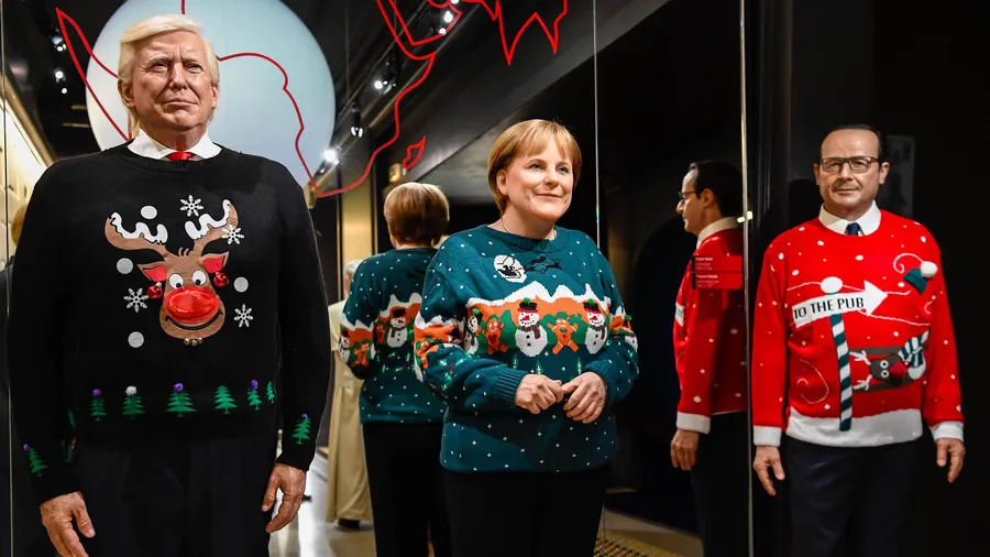 Im Grevin Wax Museum in Paris: Auch die Figuren von Donald Trump, Angela Merkel und Francois Hollande tragen Ugly Christmas Sweater.