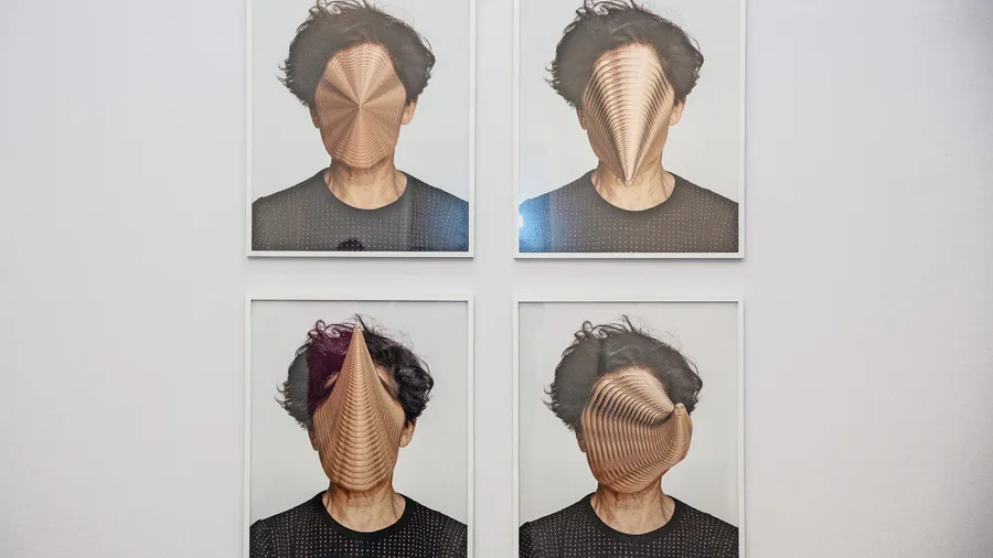 Auf der Suche nach Identität: Esther Ferrer in den Opelvillen, oben die „Metamorphose“ und „Retrato imaginario de Erik Satie“ (links) von Esther Ferrer, 1992