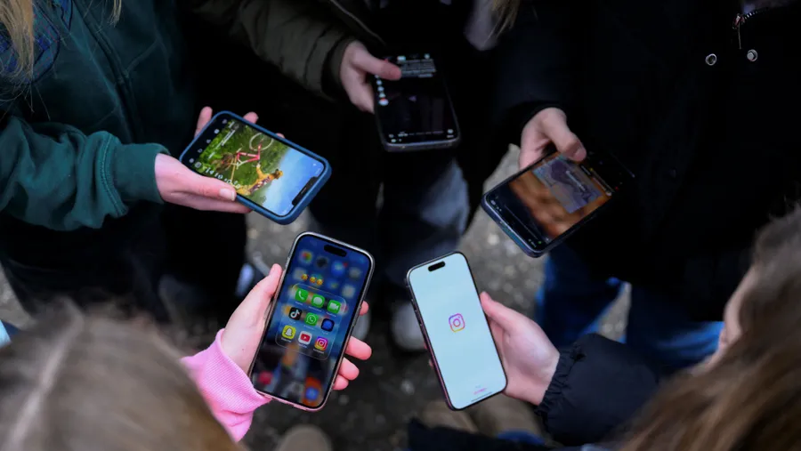 Suchtgefahr: Social Media bindet Kinder und Erwachsene lange ans Handy.