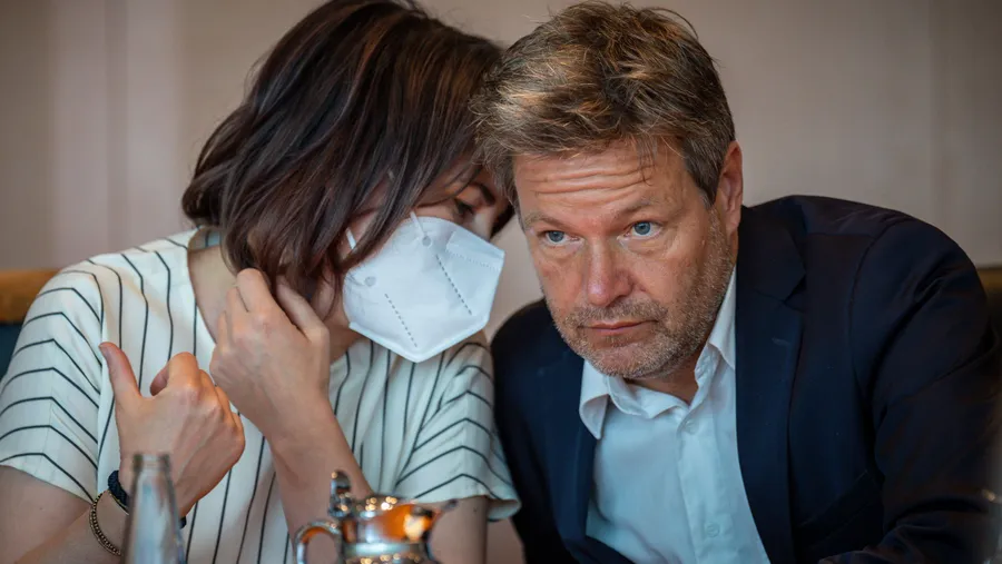 Besorgte Mienen: Wirtschaftsminister Robert Habeck und Außenministerin Annalena Baerbock bei einer Kabinettsklausur Ende Juni in Berlin