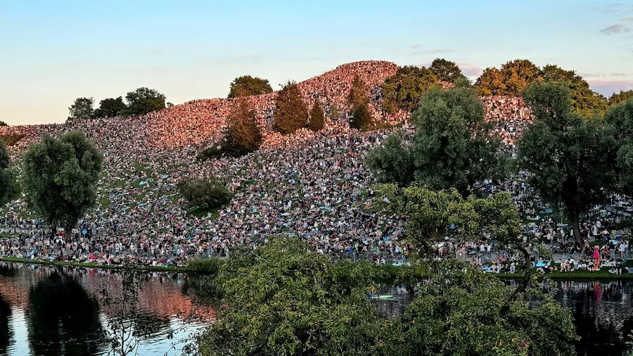 In Hörweite: Allein auf und an dem Olympiaberg verfolgten am Sonntag 28.000 Fans das Konzert von Taylor Swift, 12.000 weitere waren im nahen Park.