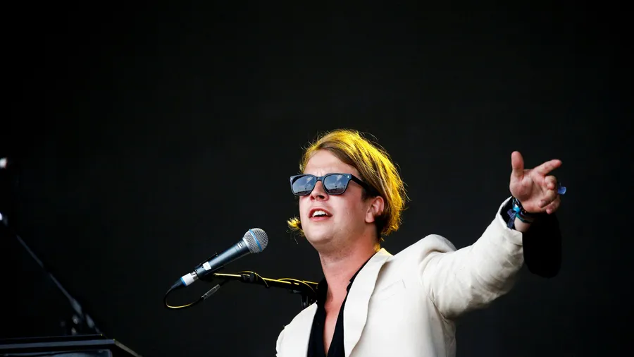 Sänger Tom Odell beim Glastonbury Festival in Somerset 2019