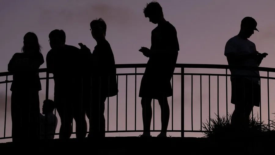 Scrollen diese Jugendlichen gerade durch Tiktok – oder sind sie auf Discord unterwegs?