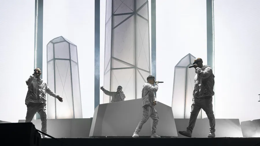 Das Berliner Rap-Trio K.I.Z. liefert zwei Stunden Gesellschaftskritik im weißen Jogginganzug.