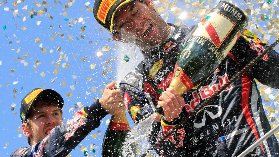 Seltenes Gefühl: Mark Webber (rechts) siegt in Brasilien vor Sebastian Vettel - und wird nass