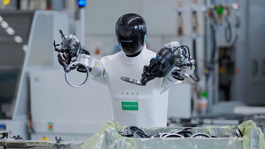 Der Roboter HMND 01 des Unternehmens Humanoid sortiert Metallringe bei Schaeffler in Schweinfurt.