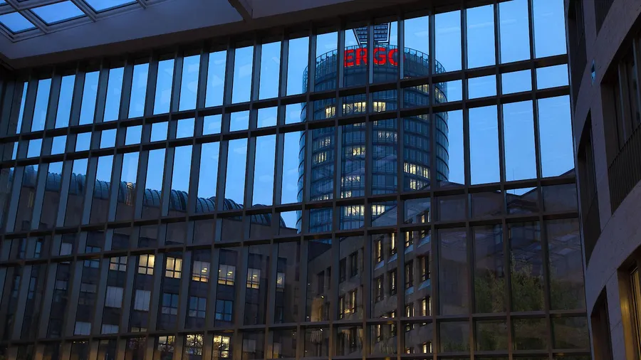 Der Ergo-Konzern aus Düsseldorf will sechs Millionen Lebensversicherungen loswerden. Unter den Verbrauchern macht sich Unsicherheit breit.