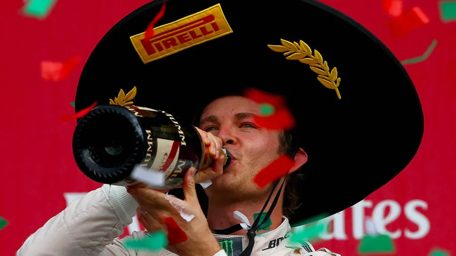Endlich wieder gute Laune: Nico Rosberg feiert den Sieg in Mexiko landestypisch.