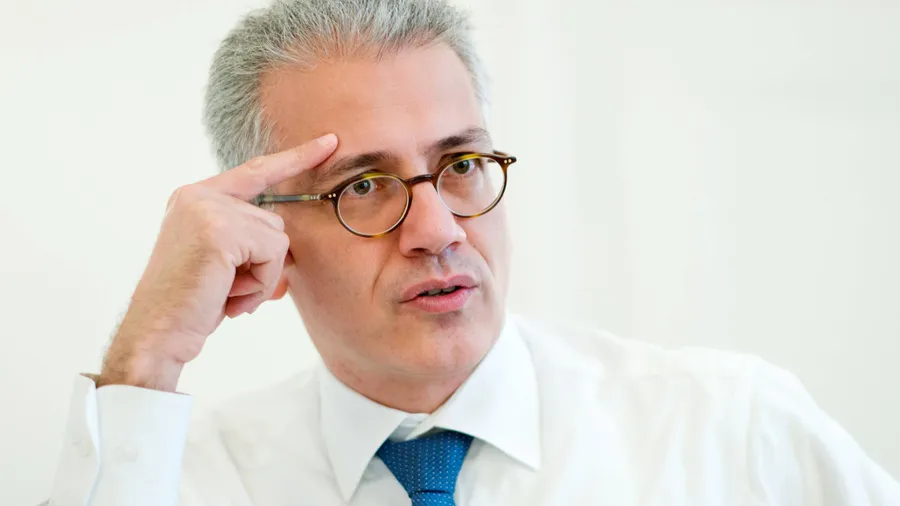 Schülerbeförderer: Verkehrsminister Tarek Al-Wazir (Die Grünen) setzt auf das landesweite Schülerticket.