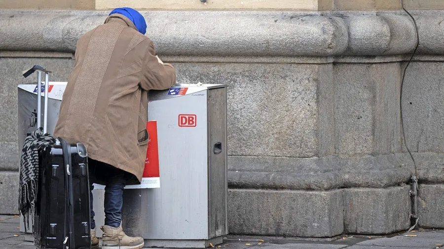 Armut in der reichen Stadt: Eine Obdachlose sucht nach Pfandflaschen.