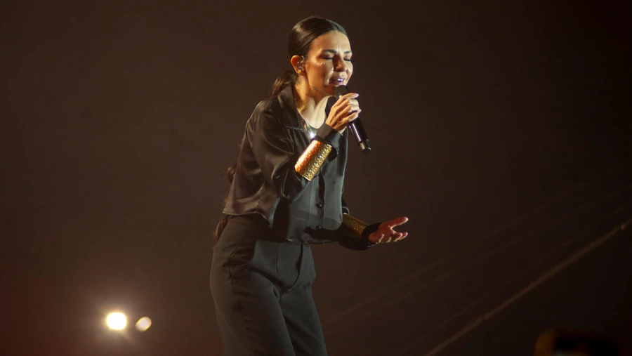 Fatma Turgut bei einem Konzert in der Türkei im September 2025