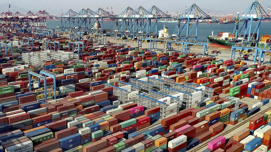 Nachfrage aus Europa: Tausende Container mit Waren warten im Hafen der chinesischen Stadt Qingdao auf die Verschiffung.