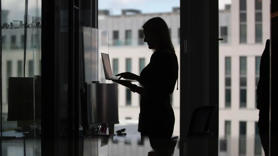 Während im Büro die nächste Ergebnisrunde vorbereitet wird, verschiebt ein nachweisbares KI-Zertifikat im Lebenslauf die Auswahl im Recruiting messbar zu Gunsten bislang benachteiligter Bewerber.