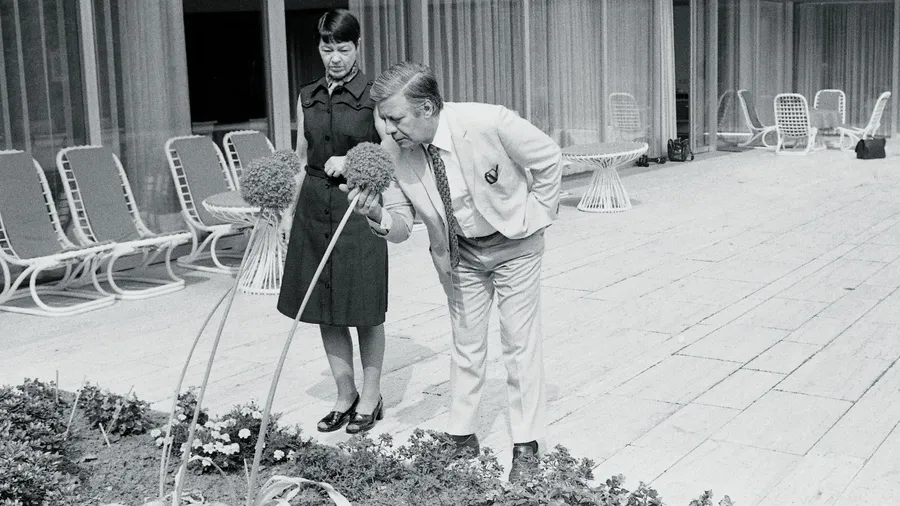 Zur Freude von Helmut Schmidt: Loki Schmidt nutzte ihr großes Wissen über Gärten und Pflanzen, um den Park des Anwesens neu zu gestalten .