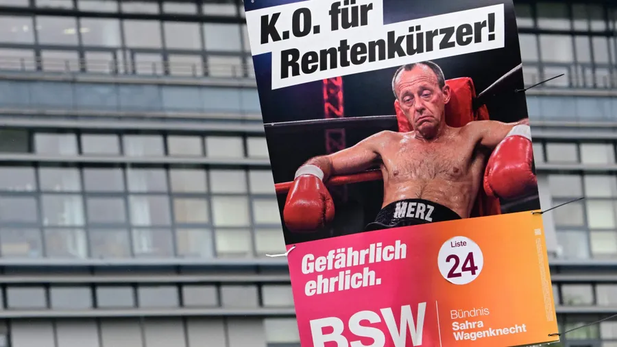 „Abzocker“ Merz: Wahlplakat für Wagenknechts BSW in Berlin