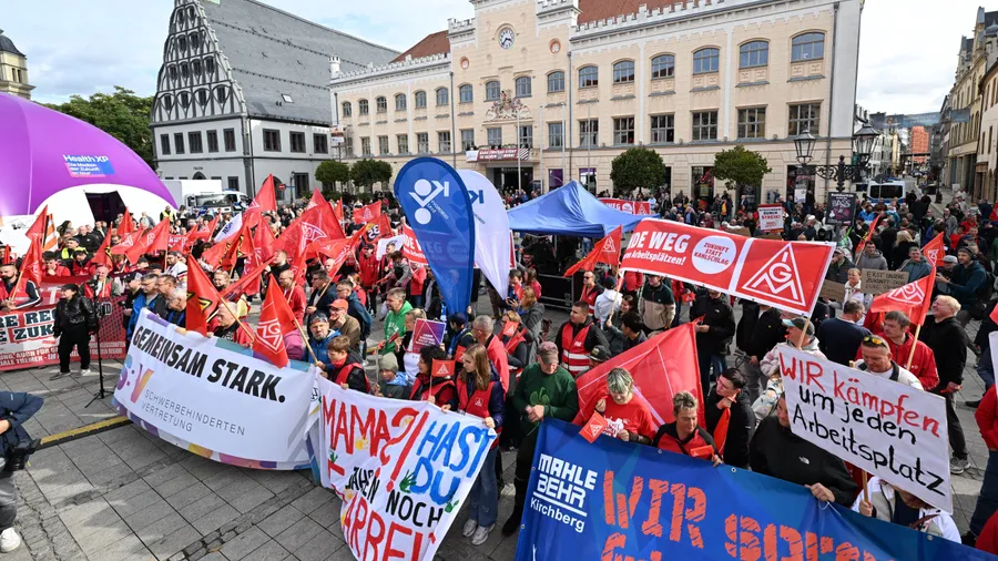 VW-Beschäftigte wehren sich gegen Einsparungen, hier in Zwickau im September.