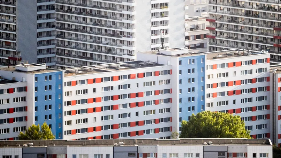 Hochhäuser mit Wohnungen stehen nahe der Leipziger Straße.