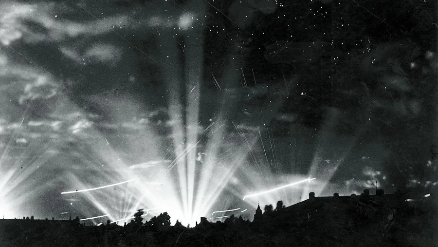 Bombenkrieg: Scheinwerfer der deutschen Flugabwehr leuchten den Himmel über Frankfurt aus. Die alliierten Luftangriffe des Jahres 1944 zerstörten weite Teile der Stadt, Tausende Zivilisten kamen ums Leben.