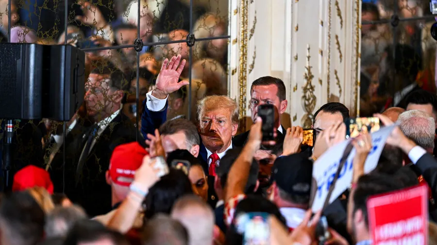 Kommt er wieder? Donald Trump lässt sich nach seinem ersten Gerichtstermin als Angeklagter von seinen Fans bejubeln.
