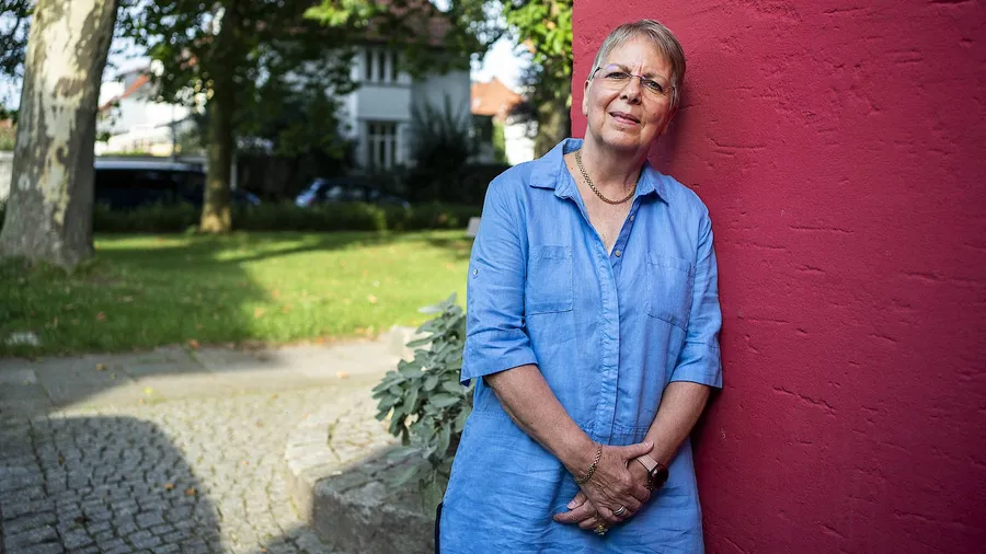 „Es bringt nichts, ewig in die Vergangenheit zu blicken und zu jammern“: Karola Jamnig-Stellmach vor ihrem Haus in Bremen
