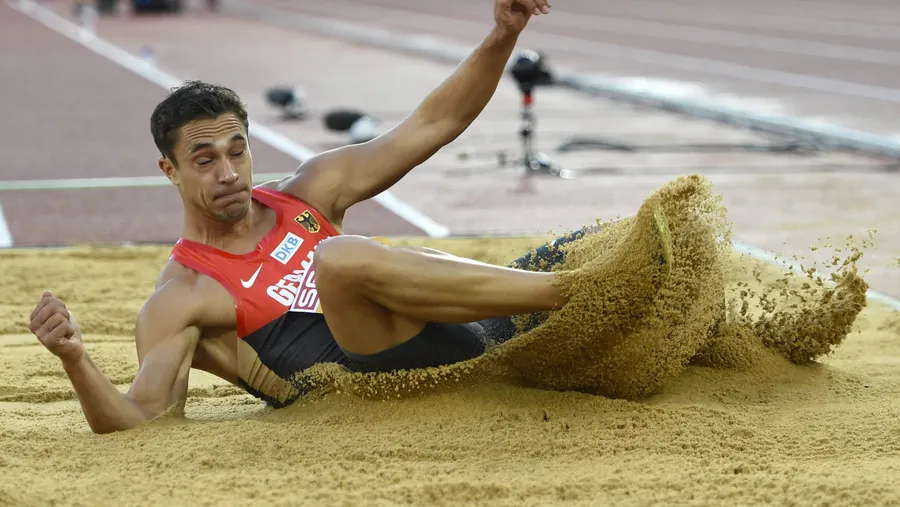 Titelverteidiger Sebastian Bayer (Foto) ist in der Weitsprung-Qualifikation bei der Leichtathletik-EM in Zürich gescheitert. Der Hamburger kam am Freitagabend vor 20.000 Zuschauern im Letzigrund-Stadion nur auf schwache 7,56 Meter und ist damit nicht bei der Medaillenvergabe am Sonntag dabei. Hingegen überstand Christian Reif, der Europameister von 2010, das Zitterspiel schadlos. Der Rehlinger sprang im zweiten Versuch 8,02 Meter.