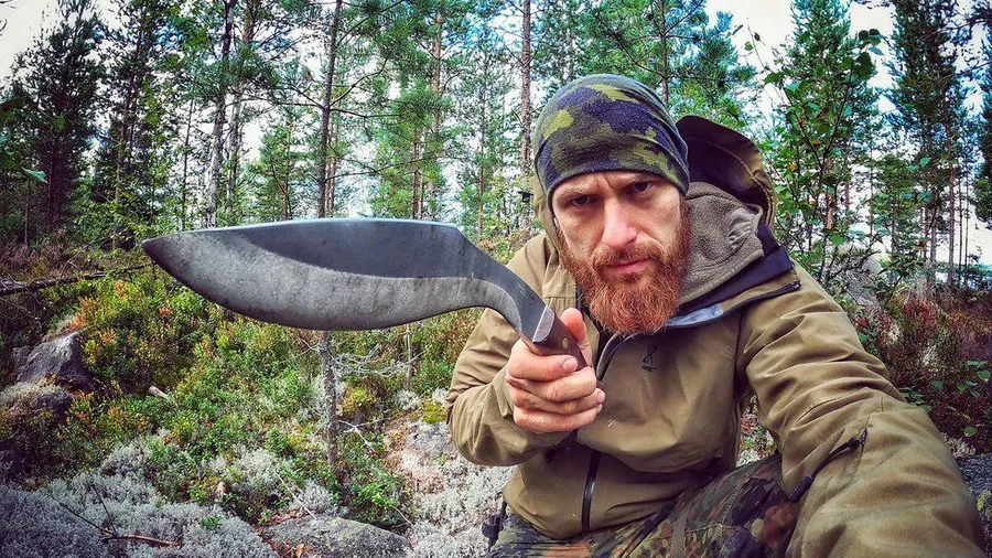 Männlich: Fritz Meinecke in Staffel eins von „7 vs. Wild“ im schwedischen Wald.