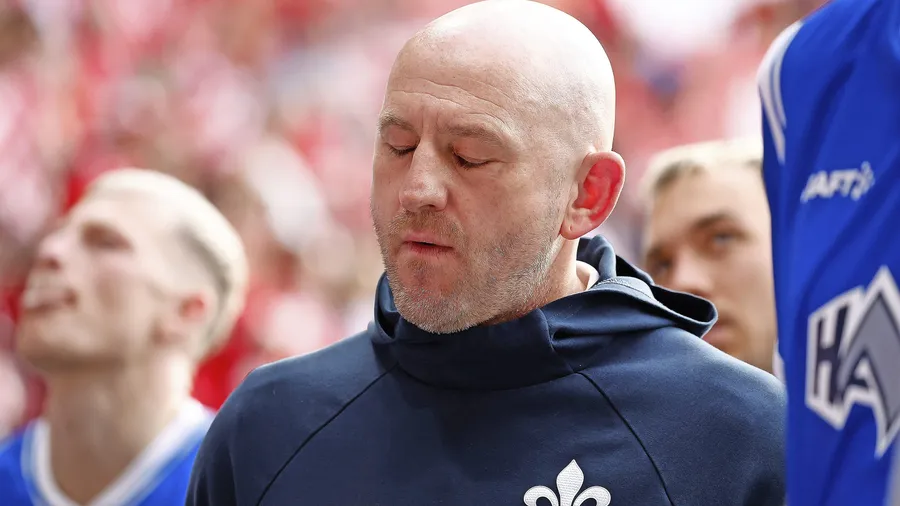 Augen zu – und durch: Lieberknecht und die „Lilien“ nehmen langsam Abschied aus der Bundesliga.