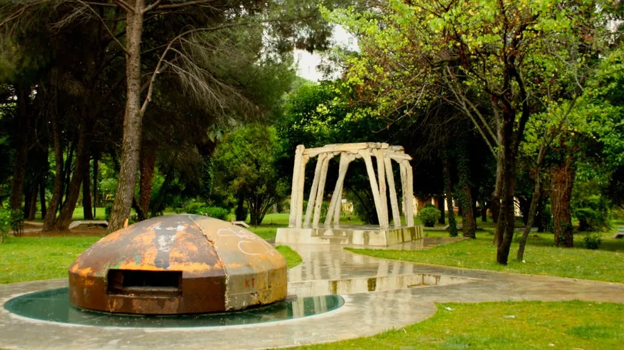 Zeichen der Paranoia: Der Bunker im Zentrum der Hauptstadt Tirana ist heute Teil des Denkmals „Post Bllok“, das für die Opfer des kommunistischen Regimes errichtet wurde.