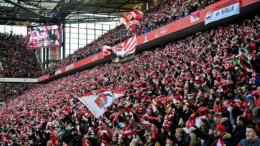 Im Kölner Fußballstadion blieb am Samstag beim Duell mit Gladbach kein Platz frei.