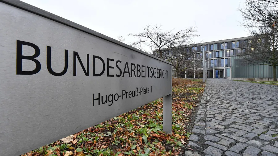 Das Bundesarbeitsgericht hat entschieden: Arbeitgeber dürfen in besonderen Fällen bei der betrieblichen Witwenrente kürzen.