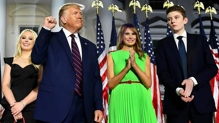 Anleihen bei „großen Führern“: Präsident Donald Trump mit seiner Frau Melania, seiner Tochter Tiffany und seinem Sohn Barron