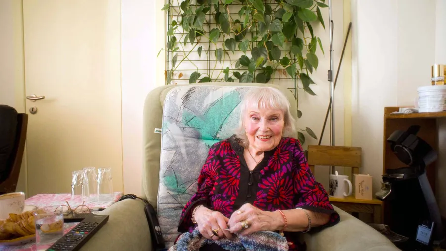 Sie strickt nicht an ihrem Mythos, sondern an einem Schal aus irischer Wolle: Jean Darling in ihrem Zuhause in Rodgau.