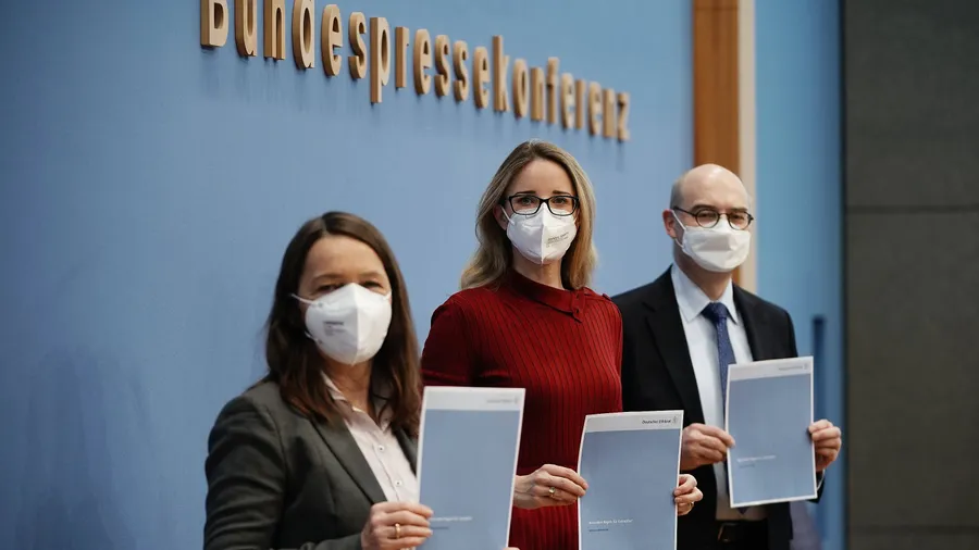 Alena Buyx, Vorsitzende Deutscher Ethikrat (m), Sigrid Graumann, (l) und Volker Lipp, Stellvertretender Vorsitzender Deutscher Ethikrat (r) in Berlin.