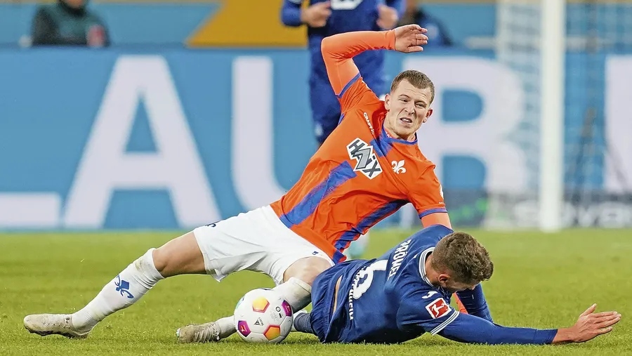 „Lilien“-Blüte: Tim Skarke (links) hält Grischa Prömel nieder und trifft zweimal.