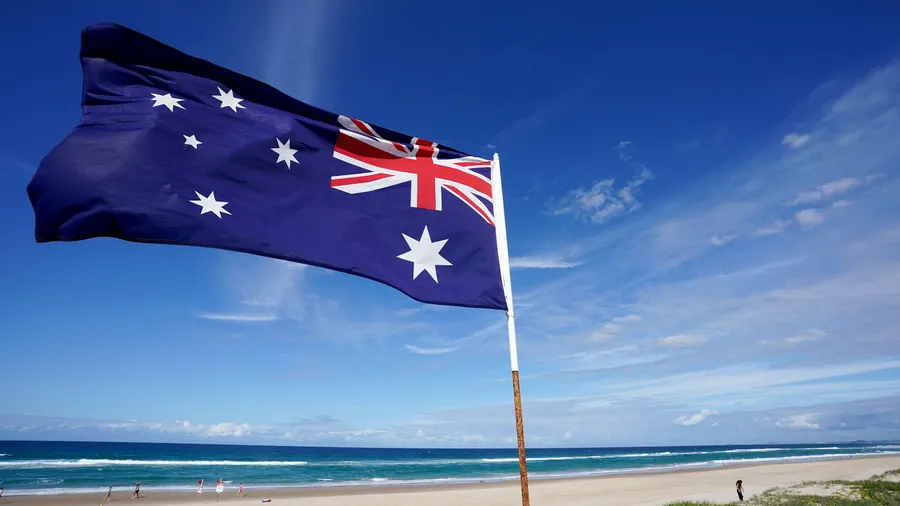 Eine australische Flagge weht am Strand.
