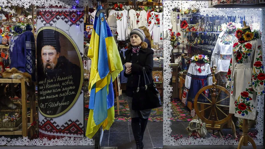 Eine Frau verlässt ein Geschäft mit traditionell ukrainischer Kleidung und Souvenirs in Kiew.