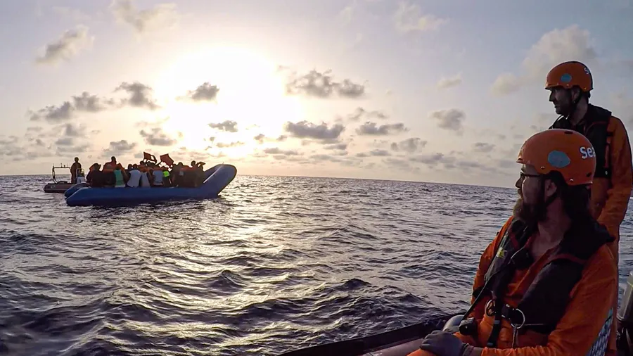 Operieren bereits mit Sicherheitszeugnis: Seenotretter des Rettungsschiffs „Alan Kurdi“ bergen im Juli 2019 im Mittelmeer ein Schlauchboot voller Flüchtlinge