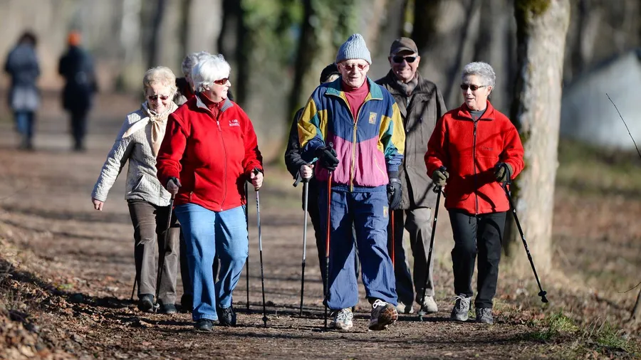 Rüstige Rentner machen Nordic Walking - und sorgen richtig vor.