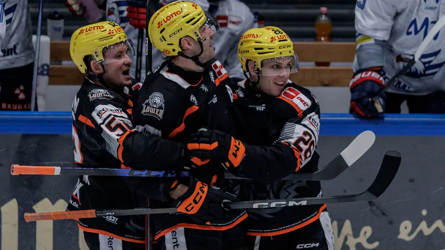 So treffsicher wie nie: Die deutschen Spieler um Dennis Lobach (r.) kommen immer besser in Fahrt.