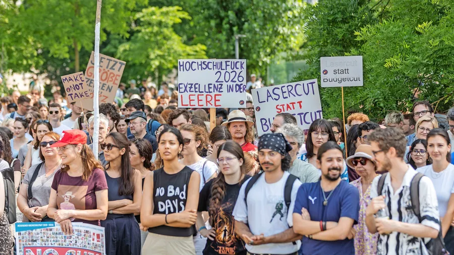 Gegen Einschnitte: Kundgebung an der Uni Frankfurt
