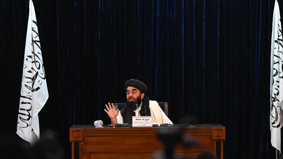Gibt sich moderat: Taliban-Sprecher Zabihullah Mujahid bei einer Pressekonferenz in Kabul am 6. September.