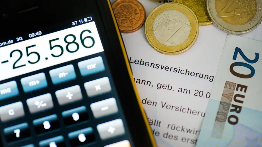 Welche Versicherung rechnet sich noch? Keine leichten Zeiten in der Altersvorsorge