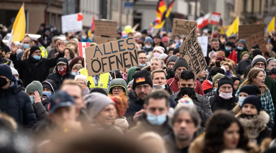 Für die einen machen sie auf Probleme aufmerksam, für die anderen sind sie das Problem: Menschen protestieren gegen Corona-Maßnahmen – dicht an dicht und weitgehend ohne Maske (hier im Februar in Frankfurt am Main)