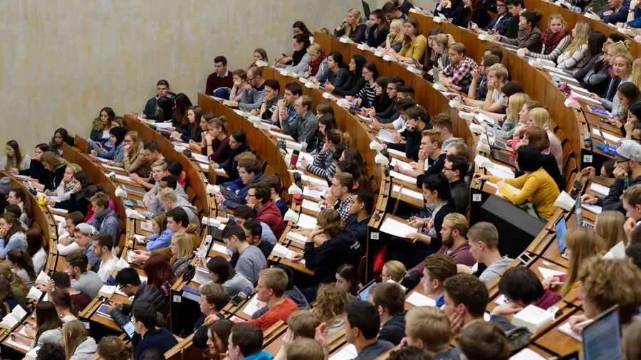 Es gibt an circa 75 deutschen Hochschulen sogenannte Zivilklauseln.