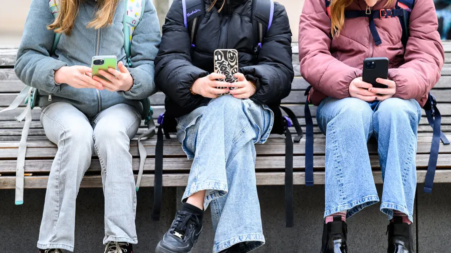 Gehört dieses Bild bald der Vergangenheit an? Immer mehr Länder erwägen ein Social-Media-Verbot für Kinder und Jugendliche.