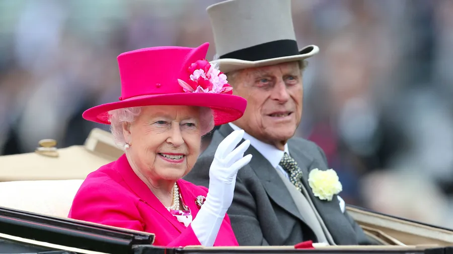 Großbritanniens Königin Elisabeth II., 89 Jahre alt, kommt am 23. Juni zum fünften Mal nach Deutschland. Begleiten wird sie ihr Gatte, der 94 Jahre alte Prinz Philip. Mit einer Amtszeit von bereits mehr als 60 Jahren ist die Queen heute Europas dienstälteste Königin. Im September würde sie den Rekord ihrer Ur-Ur-Großmutter Victoria von 63 Jahren und 216 Tagen auf dem Thron brechen. Kein britischer Monarch hat dann länger regiert als sie.